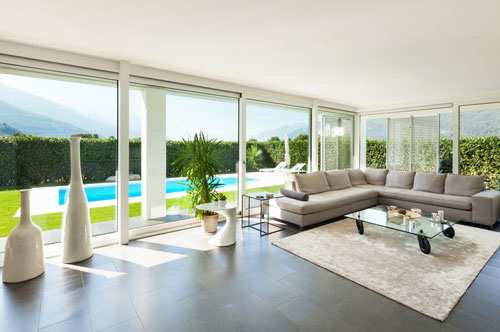 Sauberes und gepflegtes Wohnzimmer in einer Villa